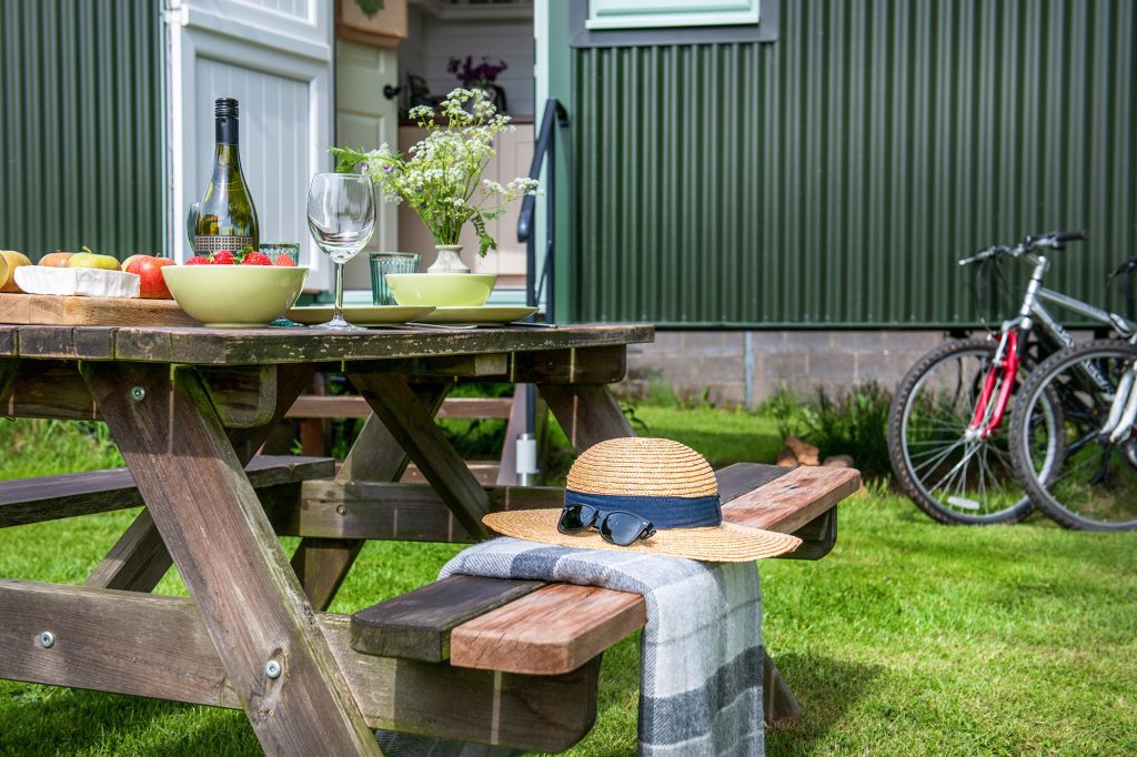 Alfresco dining at Grounds Farm shepherds hut